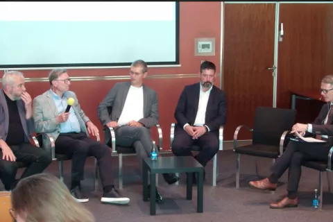 Rudi Panjtar, Vekoslav Korošec, Simon Štrancar in Simon Ferjuc na okrogli mizi o priložnostih, ki jih ponuja vodikova tehnologija. / Foto: Zajem Zaslona