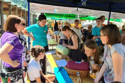 Otroci so na klekljarski ustvarjalnici klekljali rožice za &scaron;opek &scaron;estdesetih klekljanih rož.