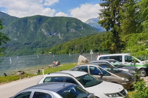 V Bohinju ob jezeru že nekaj let spodbujajo predvsem kratkotrajno parkiranje, za dalj&scaron;i čas pa na lokacijah, ki so od jezera bolj oddaljene in od koder je organiziran javni prevoz.