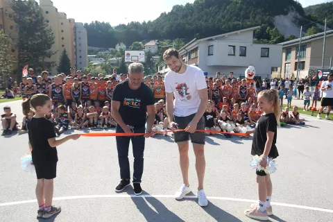 Trži&scaron;ki župan Peter Miklič in ko&scaron;arkarski as Jaka Blažič sta odprla prenovljeno igri&scaron;če. / Foto: Gorazd Kavčič