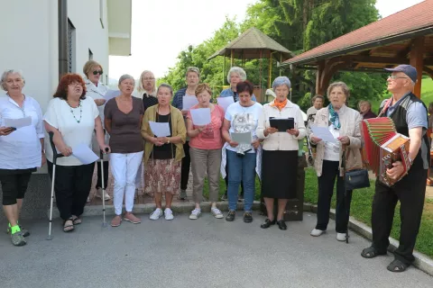 Tudi petje je pomemben del druženja, na Svetem Andreju pa so prostovoljke zapele tudi svojo himno. / Foto: Vilma Stanovnik