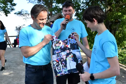 Predsednik SK Triglav se je simbolično poslovil od Ceneta Prevca, ki je zaključil tekmovalno kariero. / Foto: Arhiv Sk Triglav Kranj