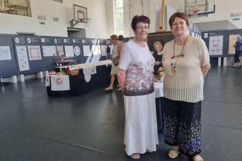 Sestri Marija &Scaron;olar in Ivanka Leben na razstavi Umetnost vezenja v Zgornji Besnici / Foto: Simon &Scaron;ubic