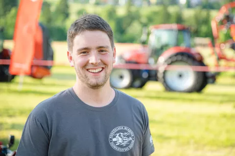 Društvo že drugi mandat oziroma tretje leto vodi Aljaž Smolej z Dovjega, sicer študent živinoreje na Biotehniški fakulteti v Ljubljani. Izhaja z manjše kmetije, na kateri obdelujejo deset hektarjev kmetijskih zemljišč in gospodarijo s petnajstimi hektarji gozdov, redijo pa 23 glav živine. / Foto: Nik Bertoncelj