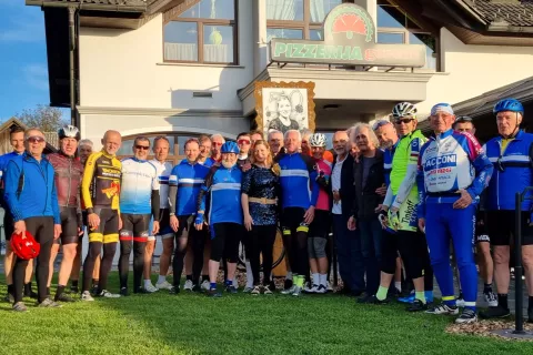 Glasovi kolesarji pred Pizzerijo Gorenc skupaj z Matejo Stare – Hribar ob njenem praznovanju okrogle obletnice / Foto: Grega Flajnik