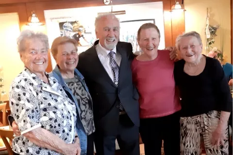 srečanej tekstilnih tehnikov v Struževem, generacija 1949/53 / Foto: Arhiv Viljema Tomata