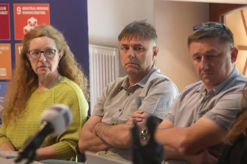 Bernarda Juvan, Matjaž Ivačič in Marko &Scaron;tirn so spregovorili o svojih izku&scaron;njah pri sodelovanju v humanitarnih projektih. / Foto: Gorazd Kavčič