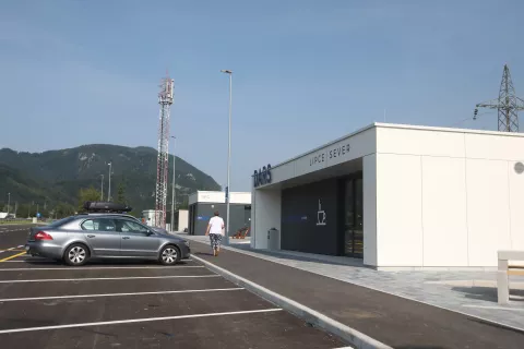 Po končani prenovi imajo mala počivali&scaron;čaj poenoteno moderno celostno podobo, urejene sanitarije, povr&scaron;ine za počitek in rekreacijo ter oskrbo za avtodome. Za zdaj pa &scaron;e niso odprti gostinski objekti. / Foto: Gorazd Kavčič