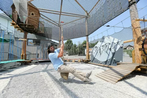 Park Gibališče pod soncem je nastal pod vodstvom direktorja Plezarne Tineta Marenčeta in priznane ekipe za postavljanje tovrstnih parkov. / Foto: Tina Dokl