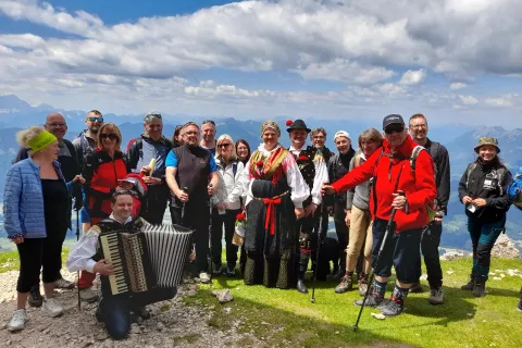 Prijatelji iz treh sosednjih dežel v soboto na Dobraču, od koder se je ponujal enkraten pogled na koroška jezera, Julijske Alpe s Triglavom in na severu na avstrijske vrhove. / Foto: Jože Košnjek