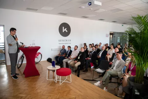 Na mednarodni konferenci so predstavili trajnostne in zelene prakse Kranja. / Foto: Primož Pičulin