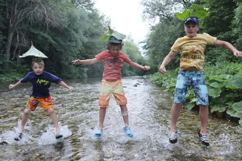 Učenci in dijaki se že pripravljajo na skok v počitnice. Fotografija je simbolična. / Foto: Gorazd Kavčič