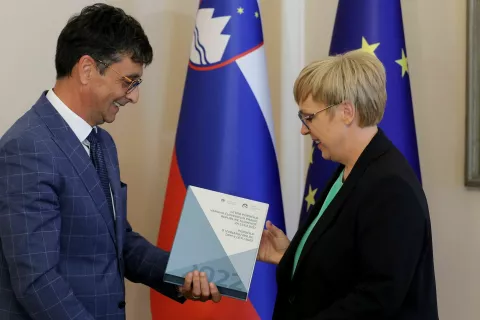 Ljubljana, Predsedniska palaca.<br>Varuh clovekovih pravic Peter Svetina je predsednici republike Natasi Pirc Musar predstavil letno porocilo varuha clovekovih pravic za leto 2022. / Foto: Daniel Novaković/sta