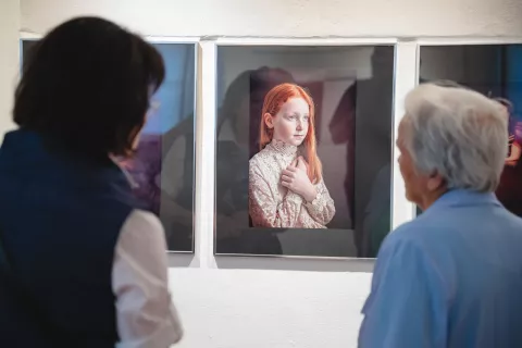 Razstava je pritegnila &scaron;tevilne ljubitelje lepega, ki so lahko občudovati fotografije, pod katere so se podpisale slovenske fotografinje. / Foto: Nik Bertoncelj