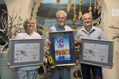 Letošnji občinski nagrajenci: v sredini častni občan Zdravko Mlinar, levo Polona Kopina, desno Drago Kramperšek, predsednik Nogometnega kluba Žiri / Foto: Tanja Mlinar