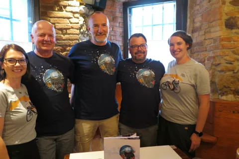 Organizacijski odbora priprave deneva loških dirk, ki je poskrbel za izdajo knjige o zgodovini dirk v Škofji Loki : Barbara Pintar, Frank Pintar, Slavc Drnovšček, Primož Jurman in Tomšič. / Foto: Vilma Stanovnik