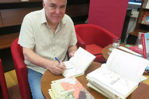 Zoran Predin med podpisovanjem romana Brezmadežna. / Foto: Igor Kavčič