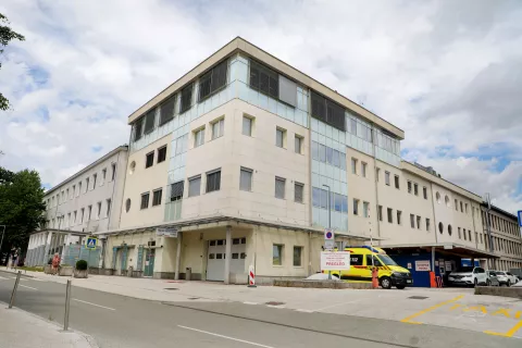 V kupljenih prostorih v prizidku Zdravstvenega doma Kranj bodo izvajali zdravstvene storitve, ki sedaj gostujejo na drugih lokacijah. / Foto: Tina Dokl