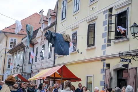 Obiskovalci so na Historialu tako rekoč vstopili v časovni stroj in postali del vsebinsko pisanega sprehoda skozi bogato zgodovino &Scaron;kofje Loke. / Foto: Tina Dokl