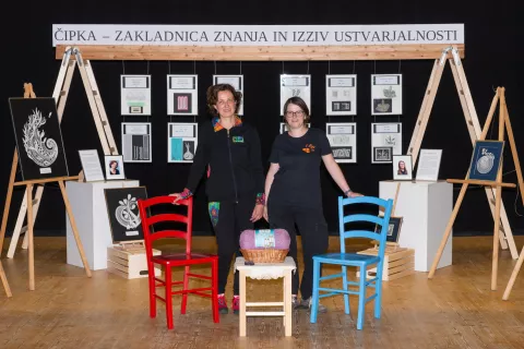 V kulturnem domu v Železnikih med drugimi razstavljata domačinki, učiteljica klekljanja Irena Benedičič in ustvarjalka na področju čipkarstva Jana Rihtaršič. / Foto: Simon Benedičič