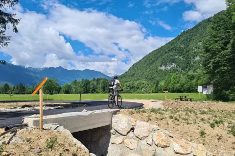 Del kolesarske steze pred Bohinjsko Bistrico, kjer je slikovita pot že preplastena z asfaltom