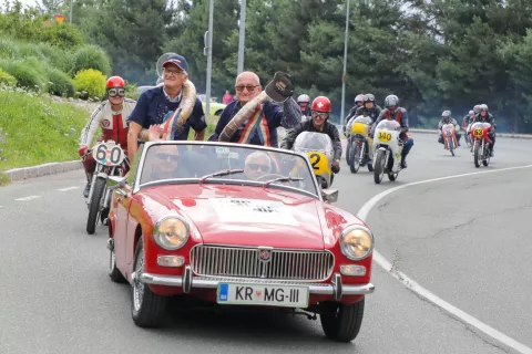 Parada motociklov je potekala od stare vojašnice čez Spodnji trg na Mestni trg, na čelu pa sta bila v avtomobilu nekdanja zmagovalca Janko Štefe in Aleš Mrzel. / Foto: Tina Dokl