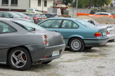 Ljubitelji avtomobilov iz 80. in 90. let so prišli na svoj račun. / Foto: Tina Dokl