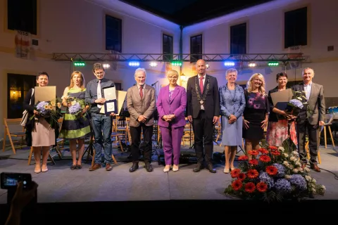 &Scaron;kofjelo&scaron;ki občinski nagrajenke in nagrajenci s predsednico države in županom / Foto: Peter Ko&scaron;enina