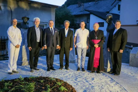 Z odprtja spominskega parka: arhitekt Bojan Rihtar&scaron;ič, kipar Metod Frlic, predsednik državnega sveta Marko Lotrič, predsednik KS Selca Peter Krek, železnikarski župan Marko Gasser, upokojeni nad&scaron;kof Anton Stres in sel&scaron;ki župnik Damjan Pro&scaron;t / Foto: Tina Dokl