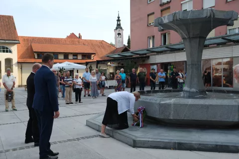 Žrtvam so se poklonili s polaganjem venca. / Foto: Ma&scaron;a Likosar