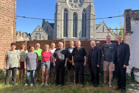 Gorenjska ekipa z ljubljanskim nadškofom metropolitom msgr. Stanislavom Zoretom in vodjem bruseljskega pastoralnega središča, župnikom Zvonetom Štrubljem (v sredini) / Foto: A. J. P.