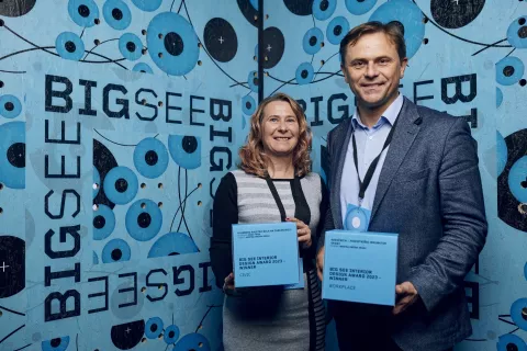 Tomaž Lanišek in Damjana Črček iz Urada za razvoj, pametno skupnost in projekte na Mestni občini Kranj s prejeto nagrado BIG SEE / Foto: MOK/Vid Rotar
