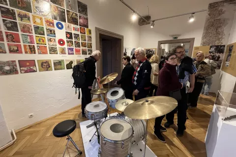 Pomemben del &scaron;estdesetih let je v Kamniku predstavljala tudi glasba. Na fotografiji so bobni, na katere je v zasedbi Kamniktiti igral Frenk Vengust (prvi z leve). / Foto: Ale&scaron; Senožetnik