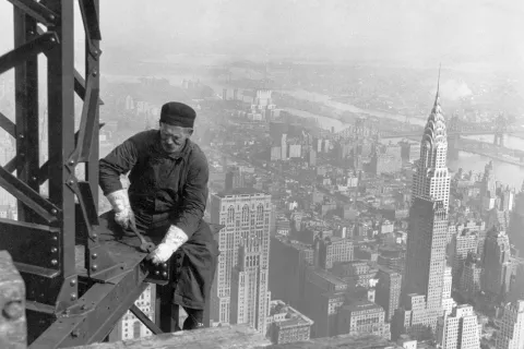  Ko so leta 1930 gradili nebotičnik Empire State Building, še ni bilo skrbi, da bi se to velemesto pod lastno težo pogreznilo ali da bi ga zalila voda. / Foto: Foto: Wikipedija