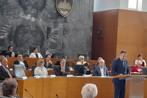 19. Vseslovensko srečanje, državni zbor: Sodimo med države, ki namenjajo rojakom na tujem več pozornosti, je dejal na srečanju minister Matej Arčon. Gospodarsko sodelovanje Slovencev doma in na tujem je projekt prihodnosti, je dejal. / Foto: Jože Košnjek