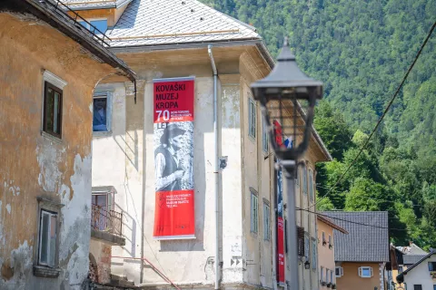 V Klinarjevi hi&scaron;i v Kropi domuje Kova&scaron;ki muzej, ki je lani zaznamoval sedemdeset let delovanja. / Foto: Nik Bertoncelj