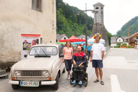 Tomaž Habjan z ženo Anito in sinom Aljošem na Čipkarskih dnevih v Železnikih, kjer se je končala tretja dobrodelna pot priljubljene katrce / Foto: Simon Benedičič