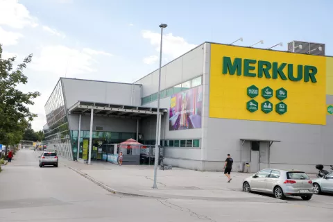 Od&scaron;kodninski zahtevek Merkurja v stečaju se nana&scaron;a na sporno preprodajo trgovskega centra Merkur Primskovo konec leta 2008. / Foto: Tina Dokl