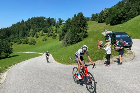 Gorenjka Laura Šimenc je v nedeljo na Stari vrh kolesarila četrti zmagi naproti. Postavila je tudi ženski rekord proge. / Foto: Maja Bertoncelj