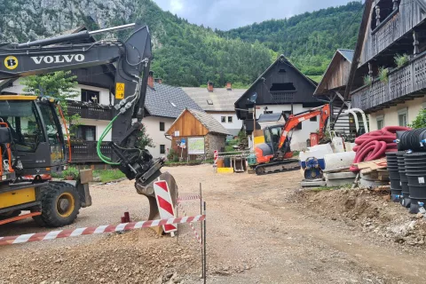 Središče vasi je v teh dneh veliko gradbišče.