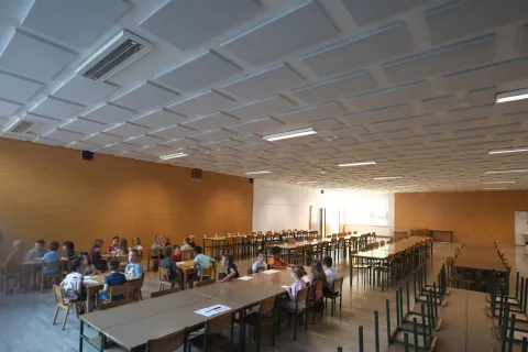 V jedilnici O&Scaron; Železniki je bil hrup &scaron;estkrat prekoračen, zato so izvedli akustično oblogo sten in stropa. / Foto: Gorazd Kavčič