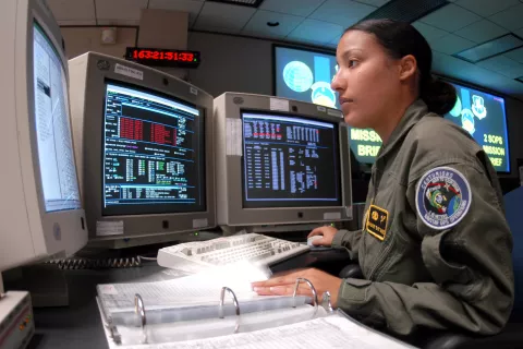 Operaterka v bazi ameriške vojske v letalski bazi Schriever v Koloradu spremlja delovanje satelitov, ki nam omogočajo uporabo GPS navigacije. / Foto: Foto: Wikipedija
