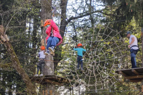 Pustolovski park Bled bo v poletni sezoni zaprt. Fotografija je s prireditve Večer nad Bledom, ko je park &scaron;e obratoval. / Foto: Tina Dokl