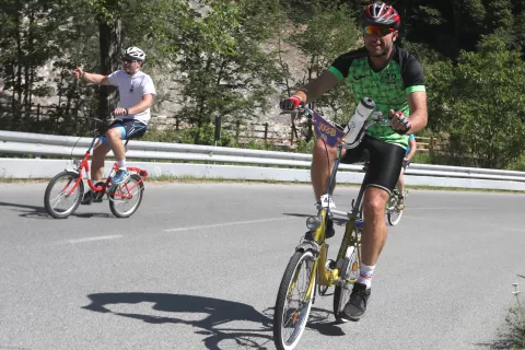 rekreativna kolesarska dirka "Zlata čipka" Železniki - Davča goni ponyv Davčo ovinek na Jesenovcu / Foto: Gorazd Kavčič