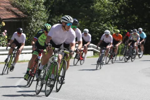 rekreativna kolesarska dirka "Zlata čipka" Železniki - Davča goni ponyv Davčo ovinek na Jesenovcu / Foto: Gorazd Kavčič