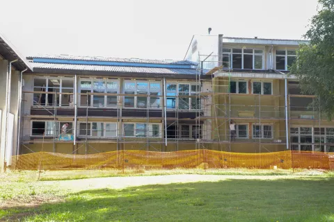 Energetska sanacija poteka tudi na Osnovni šoli Simona Jenka v Kranju, kjer morajo preveriti tudi določene statične elemente v telovadnici. / Foto: Tina Dokl