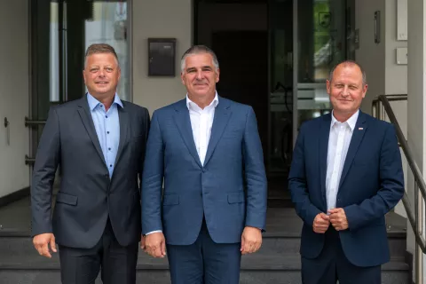 Gorjanski župan Peter Torkar, predsednik državnega sveta Marko Lotrič in državni svetnik ter žirovni&scaron;ki župan Leopold Pogačar / Foto: Primož Pičulin