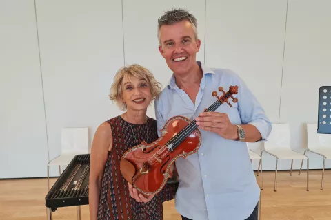 Edgar E. Russ iz Cremone v družbi soproge z najdražjo violino na svetu, okrašeno s kristali dragocenega osmija. / Foto: Pia Kleva 
