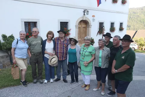 Na pogovornem večeru na »Presečnikovi domačiji«, to je pri Jejlarju na Mlaki nad Zgornjo Lušo, so spomine na snemanje filma obudili še živeči igralci in drugi ustvarjalci filma. / Foto: Gorazd Kavčič