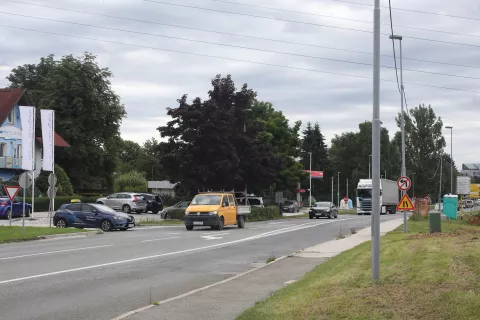 Zazidalni načrt za območje Šolski center Zlato polje spreminjajo tudi zaradi ustrezne ureditve prometnega priključevanja na Koroško cesto. / Foto: Gorazd Kavčič